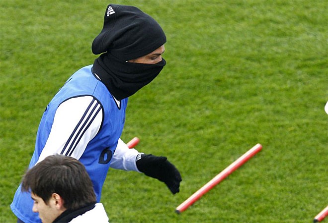 Ronaldo tập luyện trong cái lạnh tê tái.