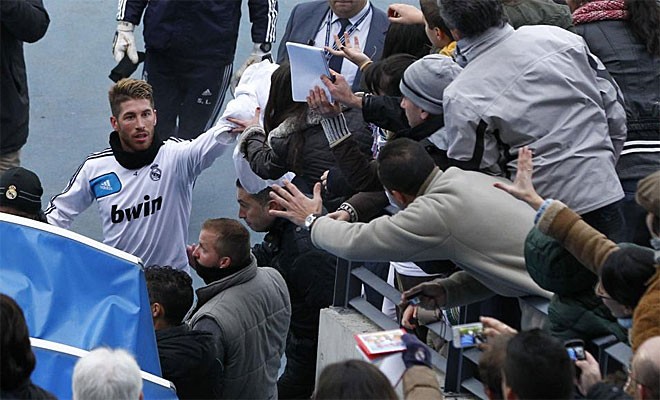 Ramos cũng gây sự chú ý với CĐV.