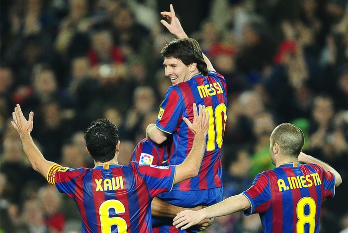 Ở Barcelona, Messi được các đồng đội nâng đỡ hết mình.