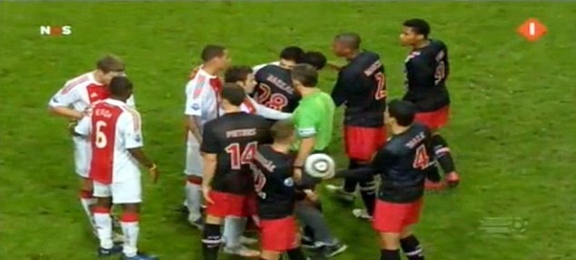 Hồi còn thi đấu ở Ajax, Suarez cũng đã diễn hành động tương tự.