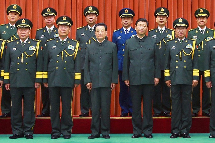 Ông Tập Cận Bình và ông Hồ Cẩm Đào trong lễ thăng quân hàm thượng tướng cho 6 sĩ quan cao cấp ngày 1/8 vừa qua trước thềm đại hội 18, khi đó ông Hồ Cẩm Đào vẫn giữ ghế Chủ tịch Quân ủy Trung ương