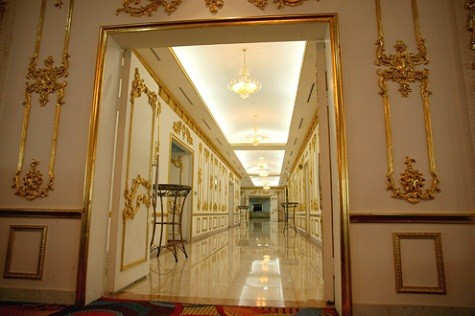 Từ cánh cửa cho tới, hành lang của nhiều tầng trong khách sạn đều được trang trí, dát vàng.
