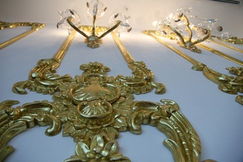 Phần lớn những mẫu hoa văn họa tiết trang trí trong nhà được dát vàng này đều do những người thợ từ Hàn Quốc thiết kế.