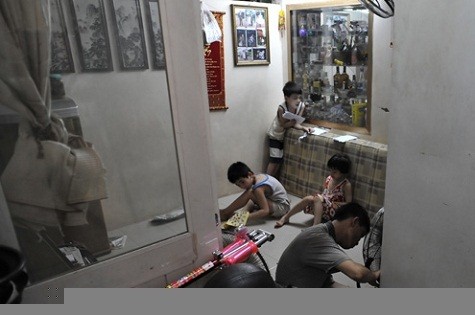Chiếc đệm gấp để ngủ đã được dựng lên cho những đứa trẻ nhà anh Phạm Mạnh Hùng (32 Hàng Bạc) chơi và học.