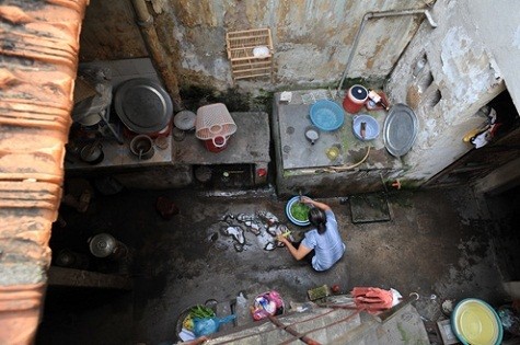 Khu vệ sinh tắm giặt, cơm nước này là của chung của hơn 10 hộ nhà 27 phố Hàng Bạc.