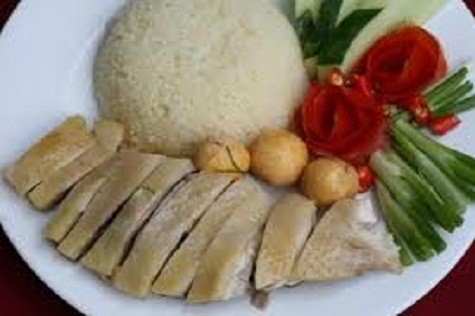 Xôi vịt và cơm gà Món gà, vịt luộc và chiên rất phổ biến ở Việt Nam. Gà thường được kết hợp với cơm, trong khi vịt được ăn cùng với xôi và chấm trong thứ nước mắm gừng. Địa chỉ ăn xôi vịt và cơm gà ngon nhất là ở Phan Rang và Quãng Ngãi.