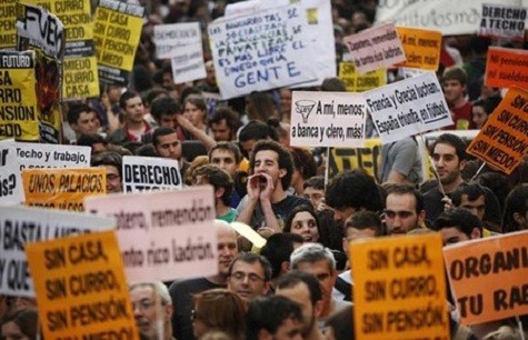 Nếu những "chiếc phao" tài chính không hiệu quả, Tây Ban Nha sẽ phải tái cơ cấu nợ như Hy Lạp - Ảnh: Reuters.