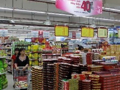 Khách hàng mua sắm tại siêu thị Co.op mart Phú Thọ. (Ảnh: Thanh Vũ/TTXVN)