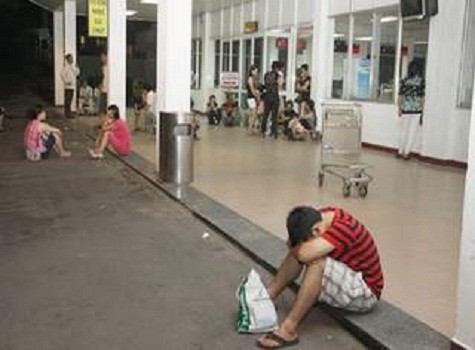Hành khách "vật vã" hơn 13 tiếng tại sân bay Đà Nẵng vì sự cố kỹ thuật của Jetstar ngày 26/11/2011. (Ảnh minh họa internet)