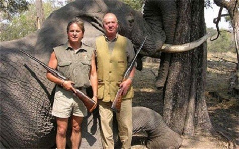 Nhà vua Juan Carlos (phải) với chiến lợi phẩm trong một chuyến săn voi ở châu Phi - Ảnh: Internet.
