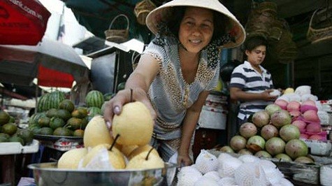 Hoa quả Trung Quốc bày bán ở hầu hết các chợ trong thành phố (Ảnh: Vef)