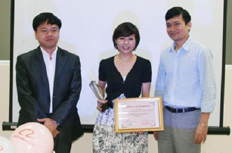Đại diện Alibaba.com, OSB trao kỷ niệm chương cho Công ty Everpia-TV Việt Nam thứ 200.000 trên Alibaba.com