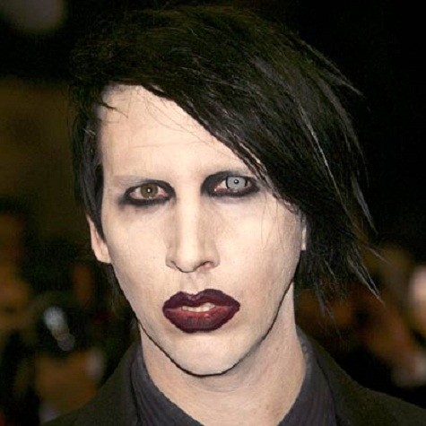 Marilyn Manson thực sự rất nguy hiểm cho những tâm hồn yếu bóng vía. Trông anh thậm chí còn đáng sợ hơn cả tạo hình của ... ma cà rồng. Xem thêm: Choáng váng - hàng loạt hoa hậu hóa "em chã".