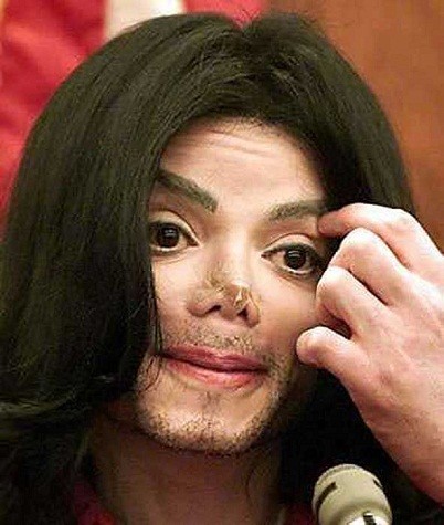 Từ khi quyết định thay đổi diện mạo bằng những cuộc phẫu thuật thẩm mỹ triền miên, Michael Jackson đã hoàn toàn biến mình thành "cơn ác mộng" về nhan sắc. Xem thêm: Choáng váng - hàng loạt hoa hậu hóa "em chã".