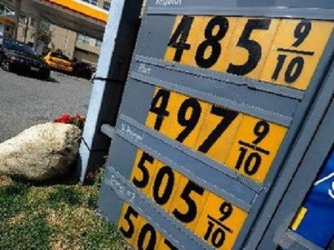 Bảng giá xăng không chì thông thường tại trung tâm dịch vụ của hãng Shell ở Los Angeles, bang California (Mỹ) ngày 5/3. (Nguồn: AFP/TTXVN)