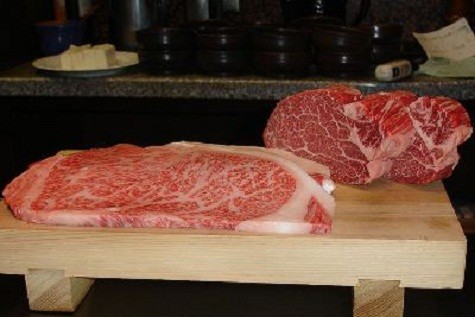Chỉ có thể đến Nhật (hoặc may ra ở Macao) để thưởng thức loại thịt bò Kobe thứ thiệt. (Ảnh: Vef)