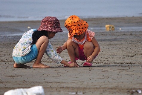 Những đứa trẻ làng chài vui chơi trên bãi biển.