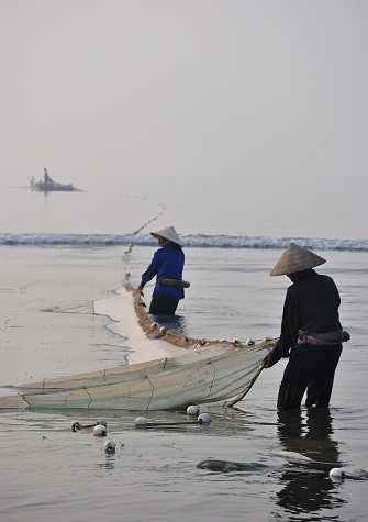 Một mẻ lưới mất từ 2-3 tiếng và nếu “trúng”, có thể thu được trên 1 tạ tôm cá các loại, chia đều cho những người cùng kéo.