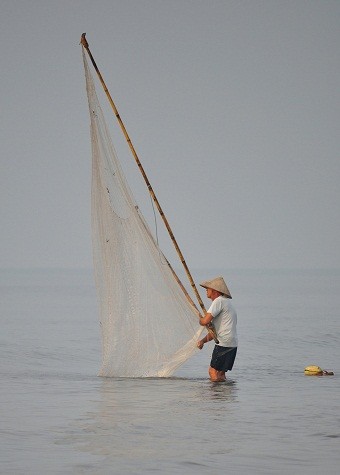 “Xiếc” cũng là một cách đánh bắt cá thủ công vẫn được người dân ở đây sử dụng, thu về chủ yếu là tôm, tép và các loại cá bé.