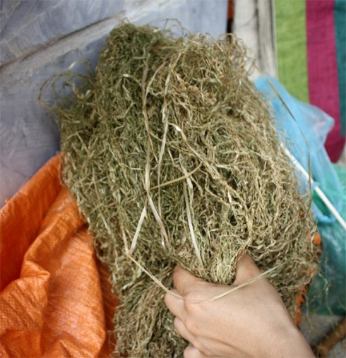 Đến với khu chợ này, du khách sẽ được tận mắt chứng kiến nghề dệt lanh truyền thống của dân tộc Mông ở Quản Bạ (Hà Giang). Họ gieo trồng cây lanh trong thời gian 2,5 tháng. Sau đó họ thu hoạch tước sợi lanh, đem giã, nấu, ủ rồi lại mang đi giặt đến khi nào thật sạch vỏ lanh.
