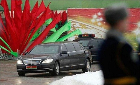 Tổng thống Belarus Alexxander Lukashenko cũng đi trên một chiếc Mercedes limousine