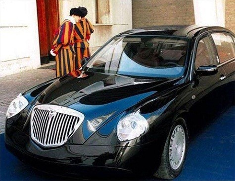 Thủ tướng Italy Mario Monti lại chọn một chiếc Lamcia Thesis của hãng xe nội địa Lancia