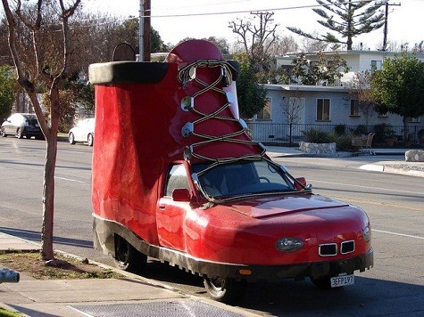 Shoe Car Lấy cảm hứng từ hìn dáng của một đôi giầy, lại có màu đỏ, chiếc xe hơi này thực sự rất nổi bật