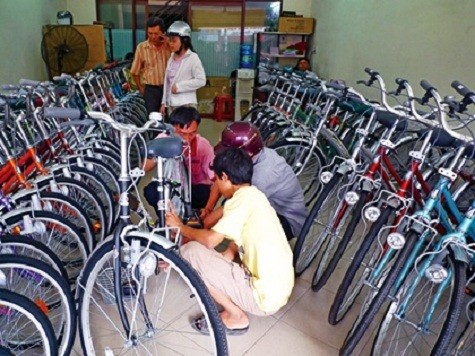 Nhiều người đổ xô đi mua xe đạp (Ảnh: VTC News)
