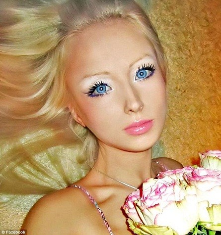Cô gái búp bê Tuyệt xinh này có tên Valeria Lukyanova, 21 tuổi, người Ukraine. Xem thêm: Mỹ nữ Trời ban: Lê Tư - Mây thua nước tóc, tuyết nhường màu da.