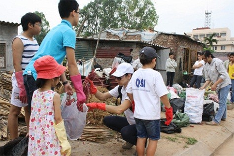Ngày làm sạch Hồ Tây là hoạt động hưởng ứng Ngày Trái Đất do một trường quốc tế tại Hà Nội tổ chức, có phụ huynh học sinh nước ngoài và người Việt tham gia. Năm ngoái, chương trình thu hút hơn 200 người, năm nay lên hơn 400.
