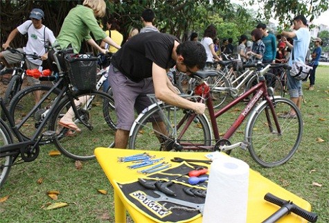 Song song với hoạt động nhặt rác còn có sự ra mắt Câu lạc bộ Bike Free - một tổ chức khuyến khích sử dụng xe đạp khi tham gia giao thông.