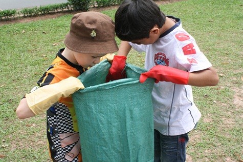 Các em học sinh cũng hăng hái gia nhập vào đội quân bảo vệ môi trường. Mặc dù còn rất nhỏ nhưng các em tự tay đeo găng, nhặt rác rồi tập kết về một điểm…