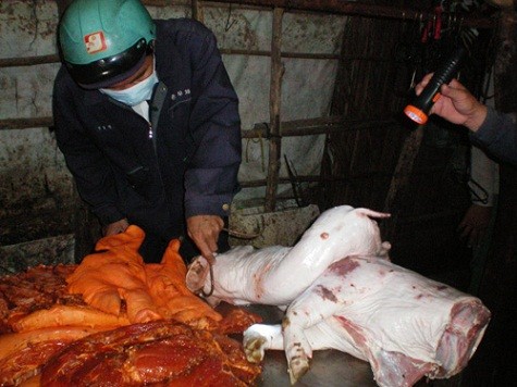 Lực lượng liên ngành thú y H.Bình Chánh đang kiểm tra thịt heo bẩn - Ảnh: C.T.V