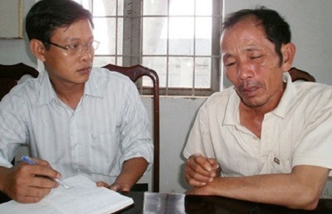 Ông Lộ Văn Quận (phải) rơi nước mắt khi trình báo với cơ quan chức năng địa phương việc gia đình ông lâm nợ do doanh nghiệp Lan Diệu không trả tiền 5 tấn cà phê ông đã ký gửi - Ảnh: Người lao động
