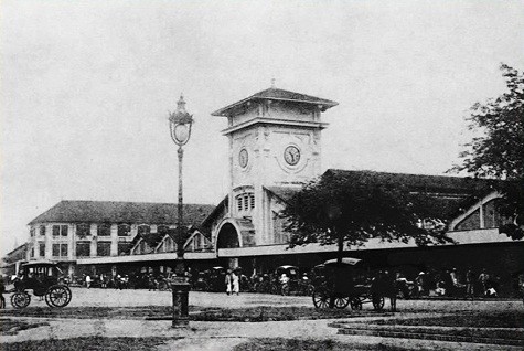 Chợ Bến Thành năm 1920 Chợ Bến Thành có 4 ô cửa và 4 tháp cổng có gắn đồng hồ nhìn ra 4 con đường trung tâm quận 1, lần lượt theo các hướng Bắc, Nam, Đông là đường Lê Lợi, đường Phan Bội Châu, đường Phan Chu Trinh và cổng chính có tháp cao nhìn ra quảng trường Quách Thị Trang. Cổng chính được coi là biểu tượng của TP. HCM.
