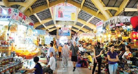 Cảnh sinh hoạt trong chợ Bến Thành Địa chỉ: Cửa Nam (nằm giữa các đường Phan Bội Châu - Phan Chu Trinh - Lê Thánh Tôn - Công trường Quách Thị Trang) - Phường Bến Thành - Quận 1.