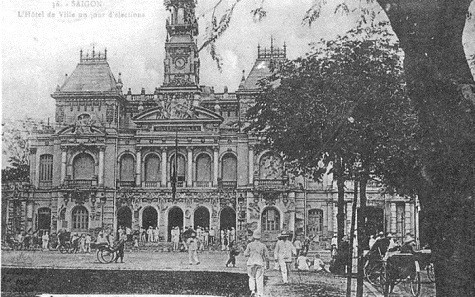 Năm 1858 khi Pháp nổ súng xâm lược Sài Gòn, chợ Bến Thành bị thiêu rụi không còn một vết tích nào. Năm 1860, người Pháp đã cho xây dựng lại chợ Bến Thành mới.