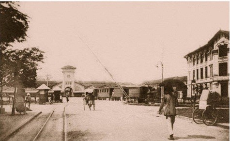 Chợ Bến Thành trước năm 1900. Trước chợ có cổng tàu hỏa, ga Sài gòn nằm đối diện nay là công viên 23 tháng 9.