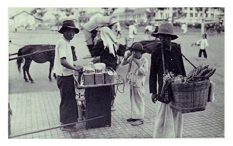 Bán dạo trên bùng binh trước chợ Bến Thành