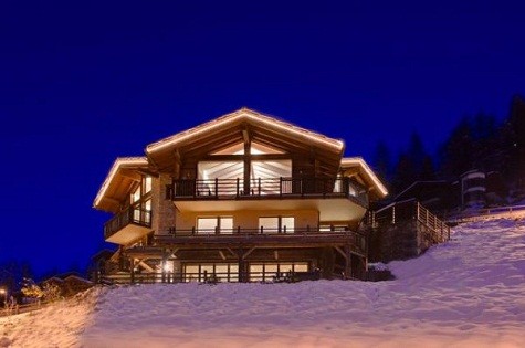 1. Chalet Grace, Zermatt Giá: 65.000 £/tuần Tòa nhà trượt tuyết sang trọng này mang đến cho bạn những dịch vụ chăm sóc sức khỏe tốt nhất. Nó bao gồm 1 phòng tắm hơi, một phòng massage, phòng chơi trò chơi và một rạp chiếu phim mini.