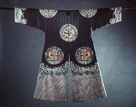 Xường xám - điển hình cho trang phục truyền thống Trung Quốc, mẫu mực trong thiết kế giao thoa văn hóa trang phục Trung Quốc – phương Tây, đã được công nhận là sự kết hợp hài hoà giữa dân gian và học thuật. (Ảnh: Xzone) Xem thêm: Những mẫu váy "đốt cháy hầu bao" của tín đồ thời trang