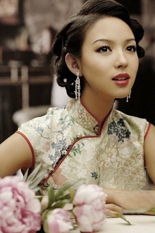 Hoa hậu Trương Tử Lâm xinh đẹp trong trang phục truyền thống của đất nước mình. (Ảnh: 2sao) Xem thêm: Những mẫu váy "đốt cháy hầu bao" của tín đồ thời trang