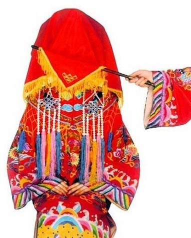 Trang phục truyền thống của cô dâu Trung Quốc. (Ảnh: Xzone) Xem thêm: Những mẫu váy "đốt cháy hầu bao" của tín đồ thời trang