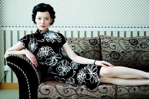 Những năm 30, 40 đầu thế kỷ 20, phụ nữ Trung Hoa tự giải phóng bản thân với nhu cầu làm đẹp thông qua trang phục hiện đại, thoải mái nhất. Họ tham gia vào điện ảnh, quảng cáo, ca hát và vì thế xường xám lại càng được lăng xê mạnh mẽ. (Ảnh: Xzone) Xem thêm: Những mẫu váy "đốt cháy hầu bao" của tín đồ thời trang