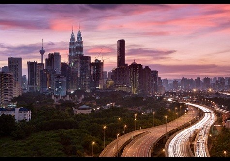 10. Kuala Lumpur Kuala Lumpur là thành phố lớn nhất và là thủ đô của Malaysia. Kuala Lumpur là một trong ba lãnh thổ của Liên bang Malaysia, nằm trong đất của bang Selangor, trung-tây của Bán đảo Malaysia. Nó dự kiến sẽ thu hút 8,1 triệu khách du kịch trong năm 2012 này. Nó cũng đứng thứ 4 trong top 10 điểm thu hút khách du lịch của khu vực Châu Á Thái Bình Dương.