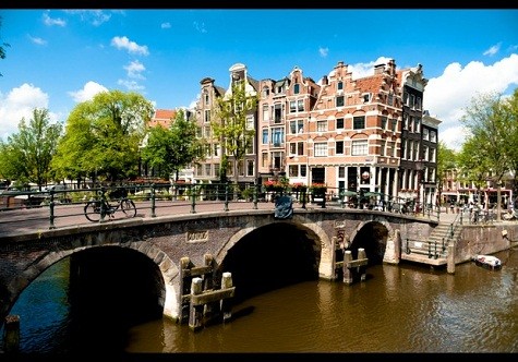 17. Amsterdam Với kênh đào nổi tiếng và các tòa nhà, Amsterdam vẫn giữ nguyên được nét đẹp phong phú của riêng mình. So với nhiều yếu tố hấp dẫn khác, nó là một thành phố trung tâm quan trọng để đi đến các điểm đến khác của châu Âu.
