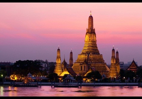 3. Băng Cốc Wat Arun trên sông Chao Phraya là một địa điểm du lịch nổi tiếng trên thế giới của Thái Lan với lượng khách du lịch 12,2 triệu người mỗi năm. Thái Lan vẫn đang dẫn đầu về điểm thu hút khách du lịch của khu vực Châu Á, Thái Bình Dương. Với sức chi tiêu của khách du lịch, Thái Lan được dự đoán sẽ vượt vị trí thứ hai của Paris trong những năm tới.