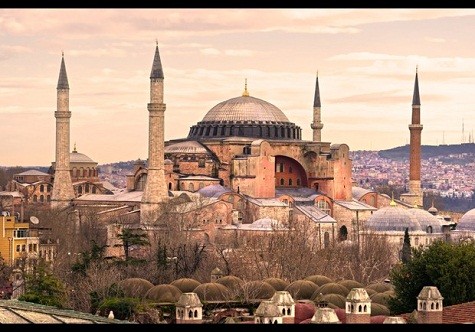 5. Istanbul Là một địa điểm du lịch, Istanbul đang không ngừng phát triển và đi lên. Các điểm thăm quan được lựa chọn nhiều nhất ở đây là nhà thờ Hagia Sophia. Lượng du khách tại điểm du lịch này đã tăng 14,7% so với những năm trước và đã vươn lên vượt cả Hồng Kông. Nó cũng đạt tốc độ tăng trưởng cao khi sức chi tiêu của du khách đạt 20,7%. Một con số ấn tượng.