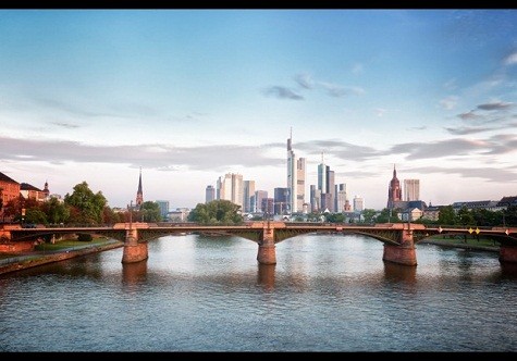 9. Frankfurt Frankfurt dự kiến sẽ thu hút 8,1 triệu khách du lịch trong năm nay. Nó đứng thứ 5 trong top 10 điểm thu hút khách du lịch của Châu Âu.