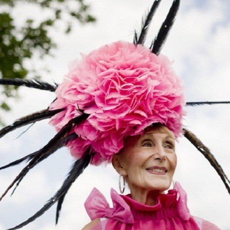 Florence Claridg gây chú ý với chiếc mũ hồng đồ gắn lông vũ dài.